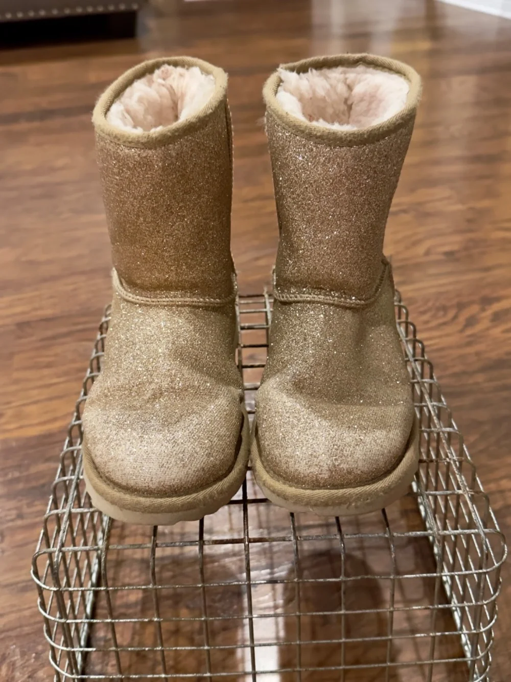 Girls Ugg Gold Glitter Classic Short Boots, Size 3